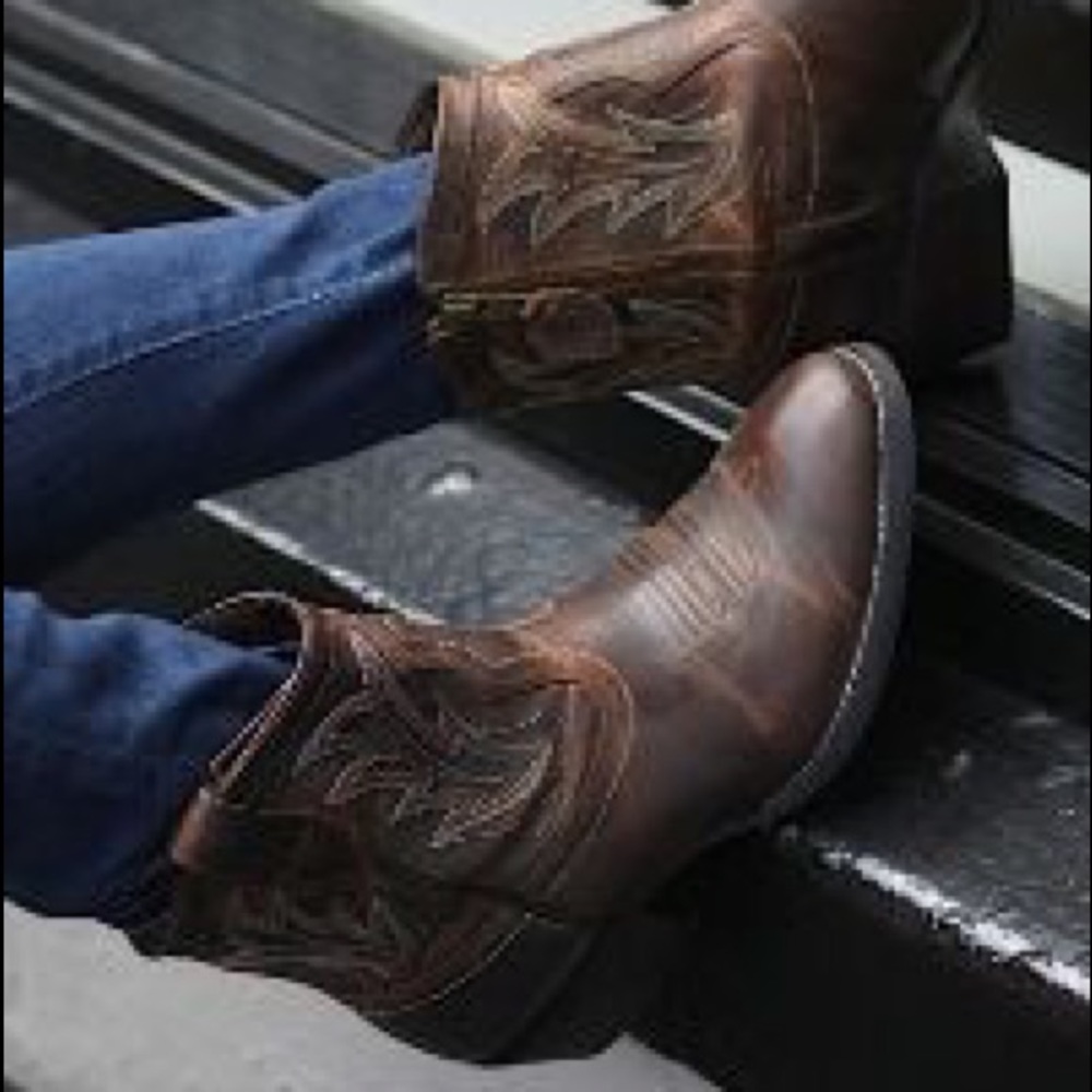 ARIAT UNBRIDLED Billie Ankle Boots